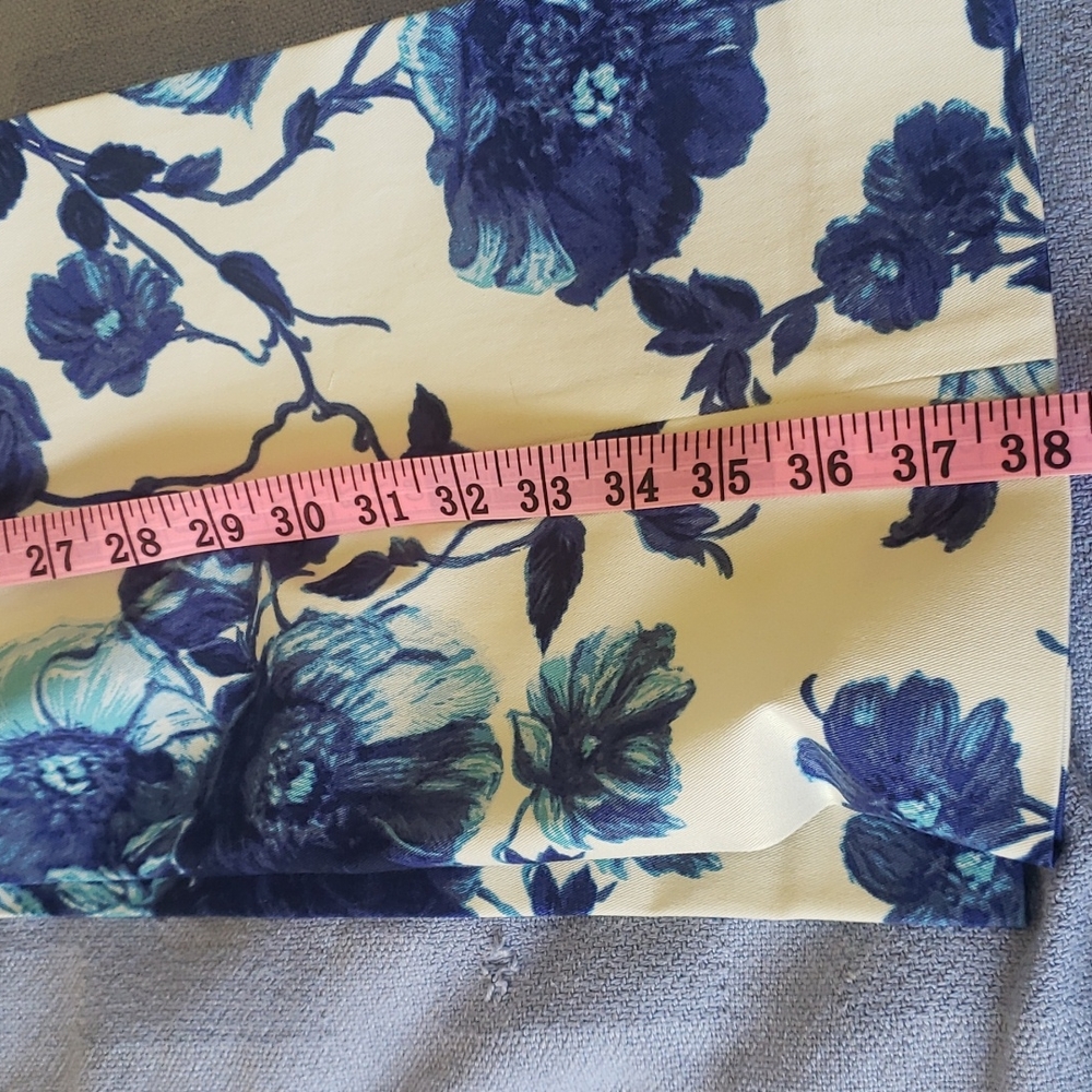 I am selling tory Burch pants - Picture 3 of 4